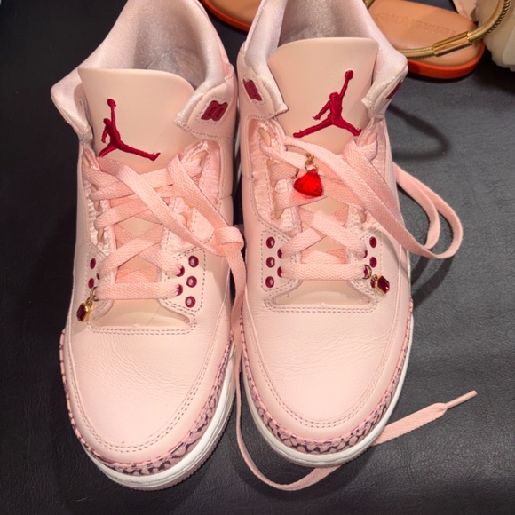 Jordans Valentines Day sneaker - Picture 4 of 5